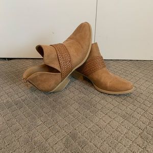 Qupid Tan Ankle Boots